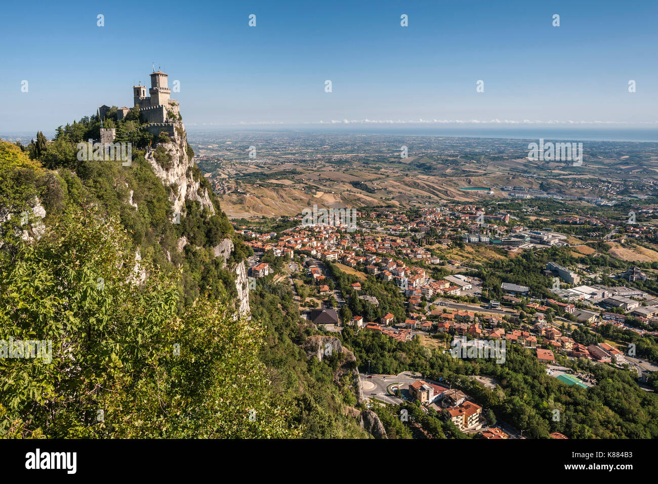 Guaita fortaleza/torre (aka Rocca/Torre Guaita) en el monte Titán (Monte Titano) en San Marino. Foto de stock