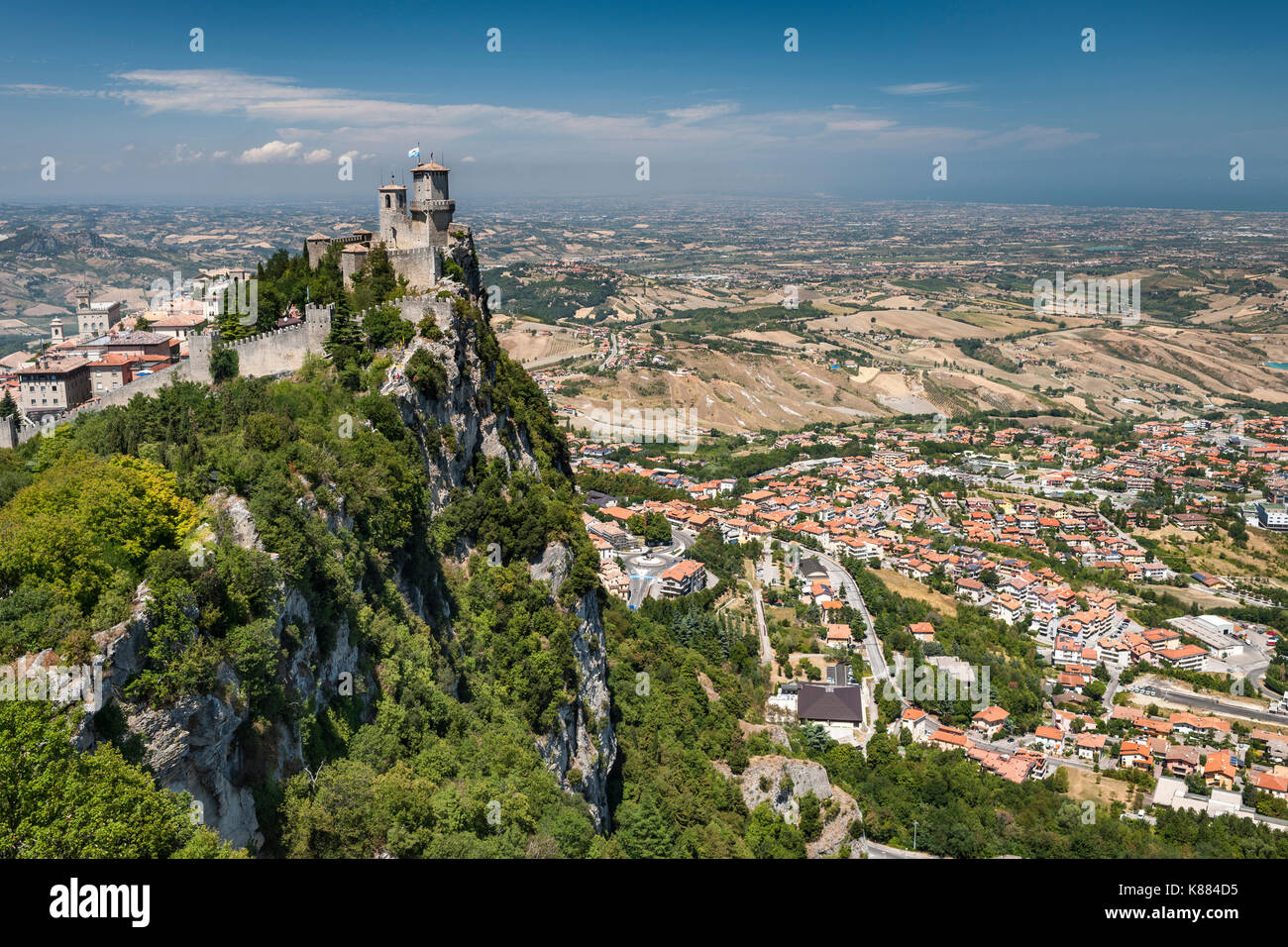 Vista de Guaita fortaleza/torre (aka Rocca/Torre Guaita) y partes de San Marino desde la cesta en el monte de la torre Titan (Monte Titano) en San Marino. Foto de stock