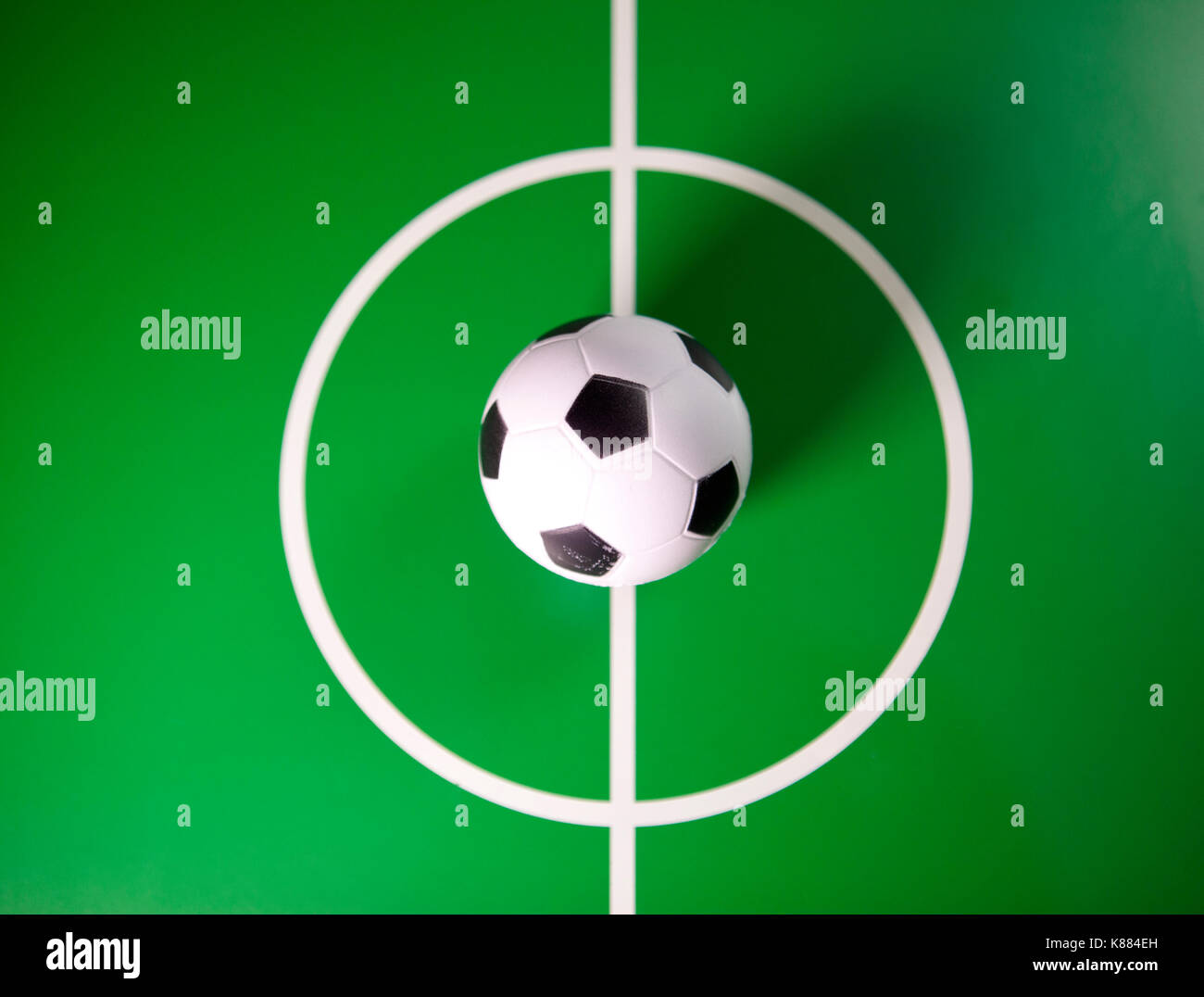 Juguete de una pelota de fútbol en el mediocampo, en el centro del campo  verde Fotografía de stock - Alamy