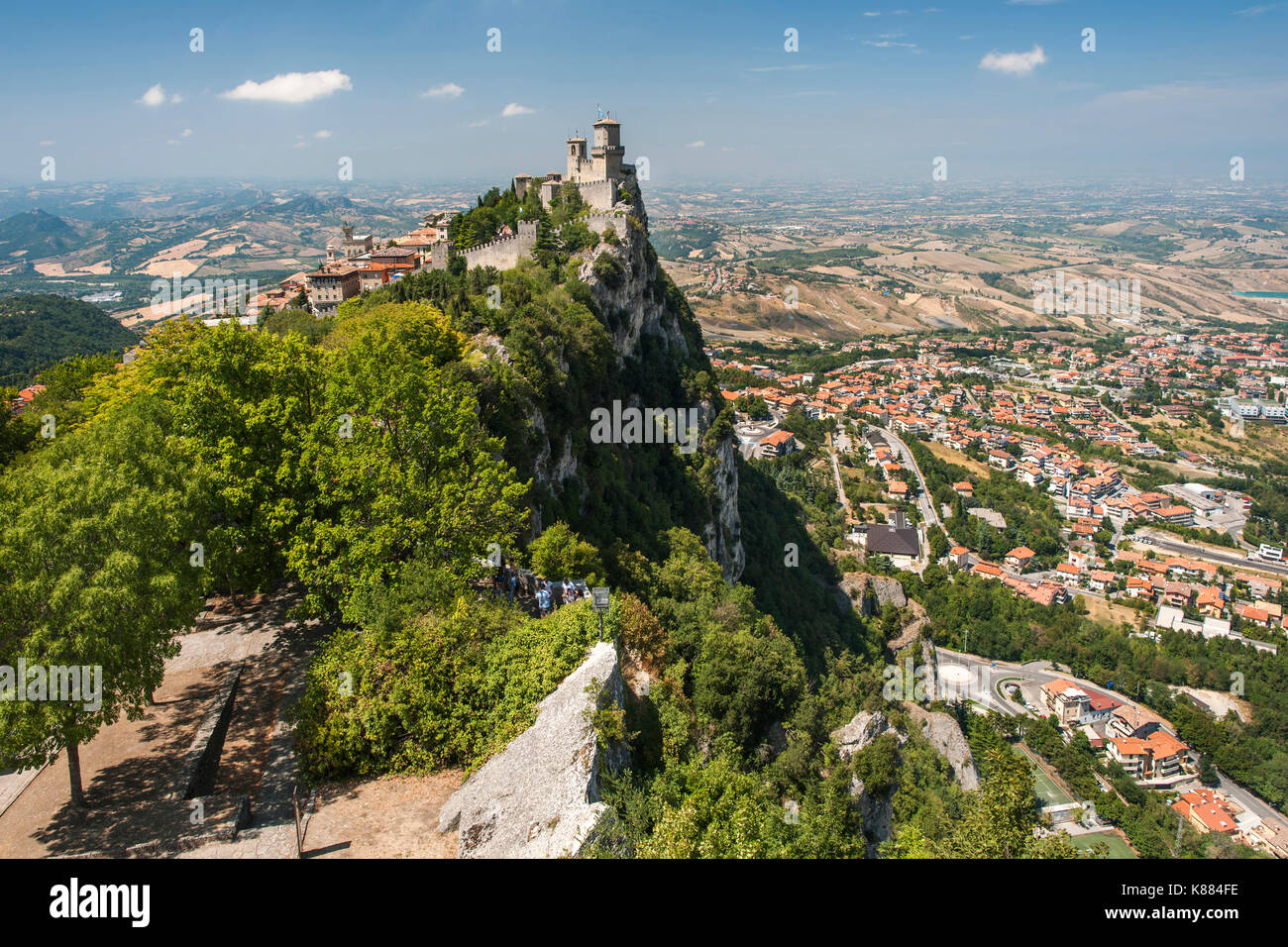 Vista de Guaita fortaleza/torre (aka Rocca/Torre Guaita) y partes de San Marino desde la cesta en el monte de la torre Titan (Monte Titano) en San Marino. Foto de stock