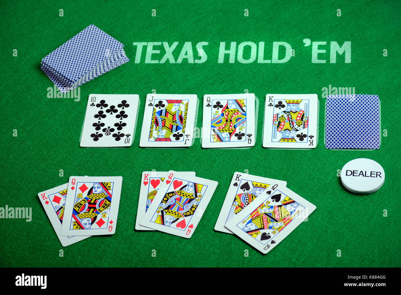 Las cartas de póquer en el verde paño de poker texas hold'em. Foto de stock