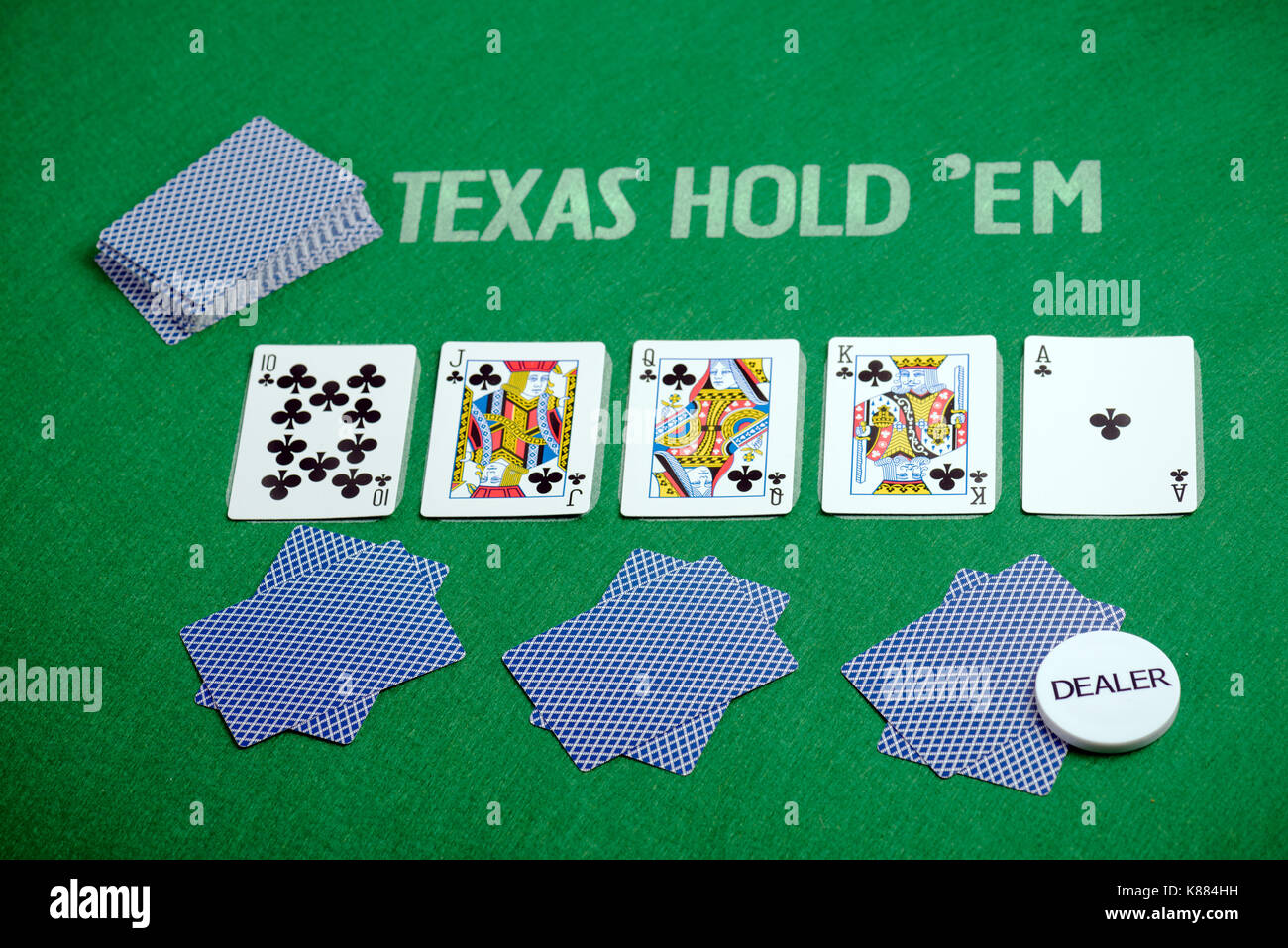 Las cartas de póquer en el verde paño de poker texas hold'em. Foto de stock