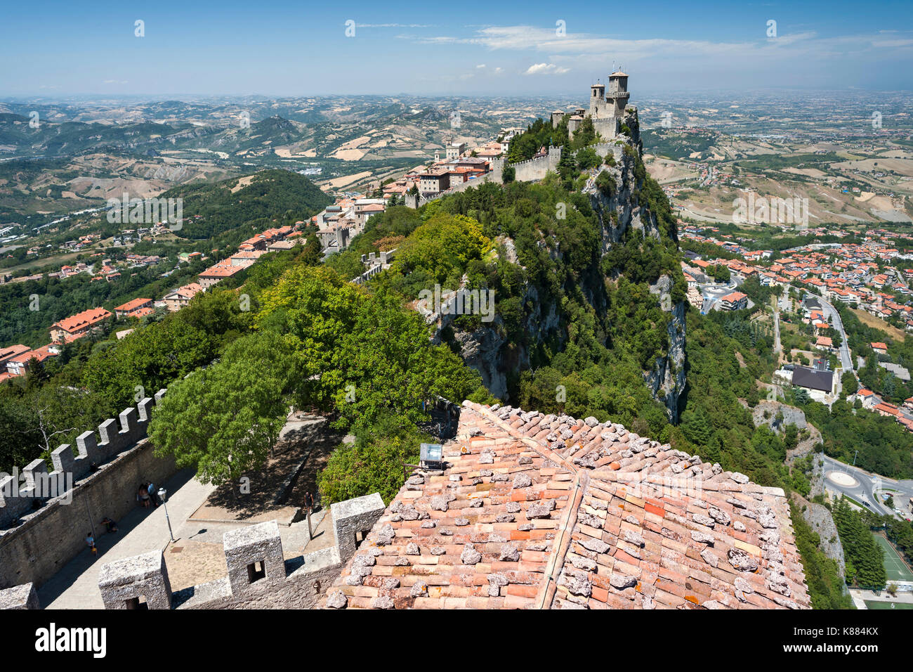 Vista de Guaita fortaleza/torre (aka Rocca/Torre Guaita) y partes de San Marino desde la cesta en el monte de la torre Titan (Monte Titano) en San Marino. Foto de stock