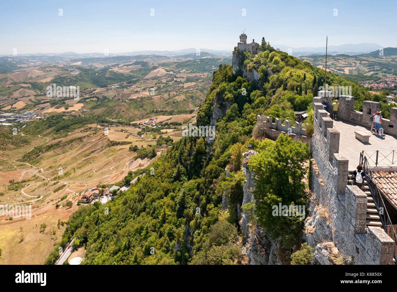 Vista desde la Torre de Guaita fortaleza de la cesta en el monte Titán (Monte Titano) en San Marino. Foto de stock