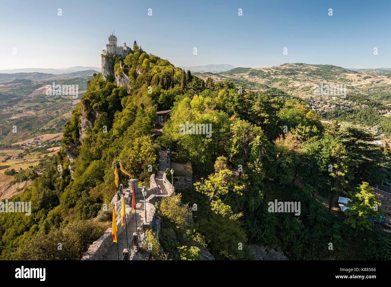 Vista de la torre de la cesta en el monte Titán (Monte Titano) en San Marino. Foto de stock