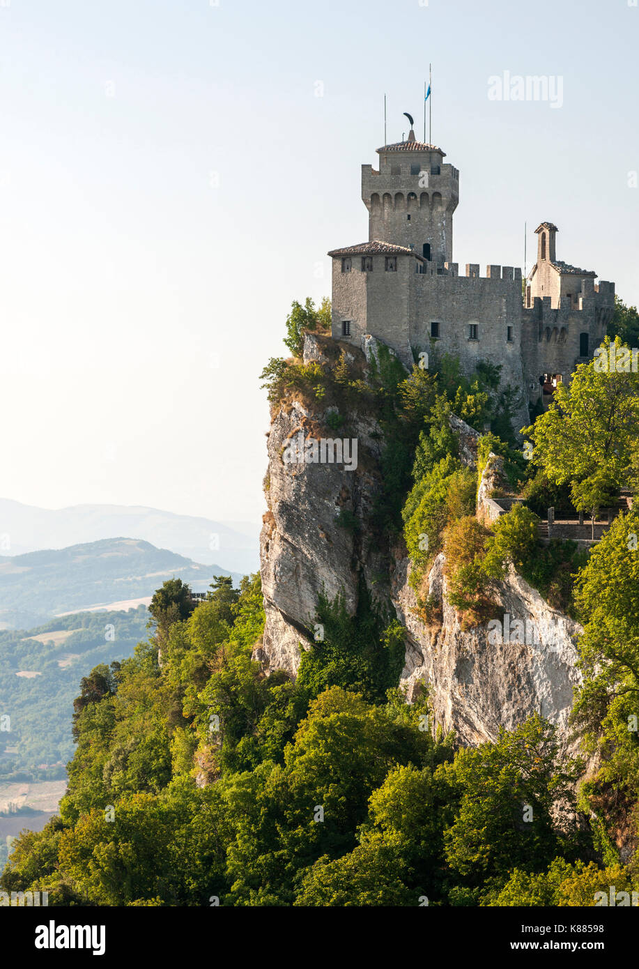 Vista de la torre de la cesta en el monte Titán (Monte Titano) en San Marino. Foto de stock