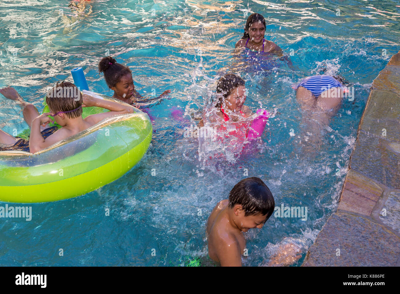 Los niños, niñas, niños, salpicando el uno al otro, las salpicaduras de agua, piscina de agua dulce, Piscina parte, Castro Valley, del condado de Alameda, California Foto de stock