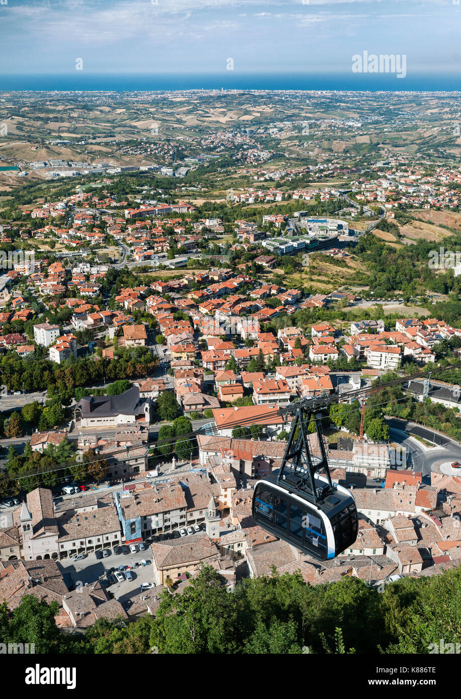 Vista de un coche teleférico de San Marino y los alrededores del territorio de San Marino y de la región de Emilia-Romaña, Italia. Foto de stock