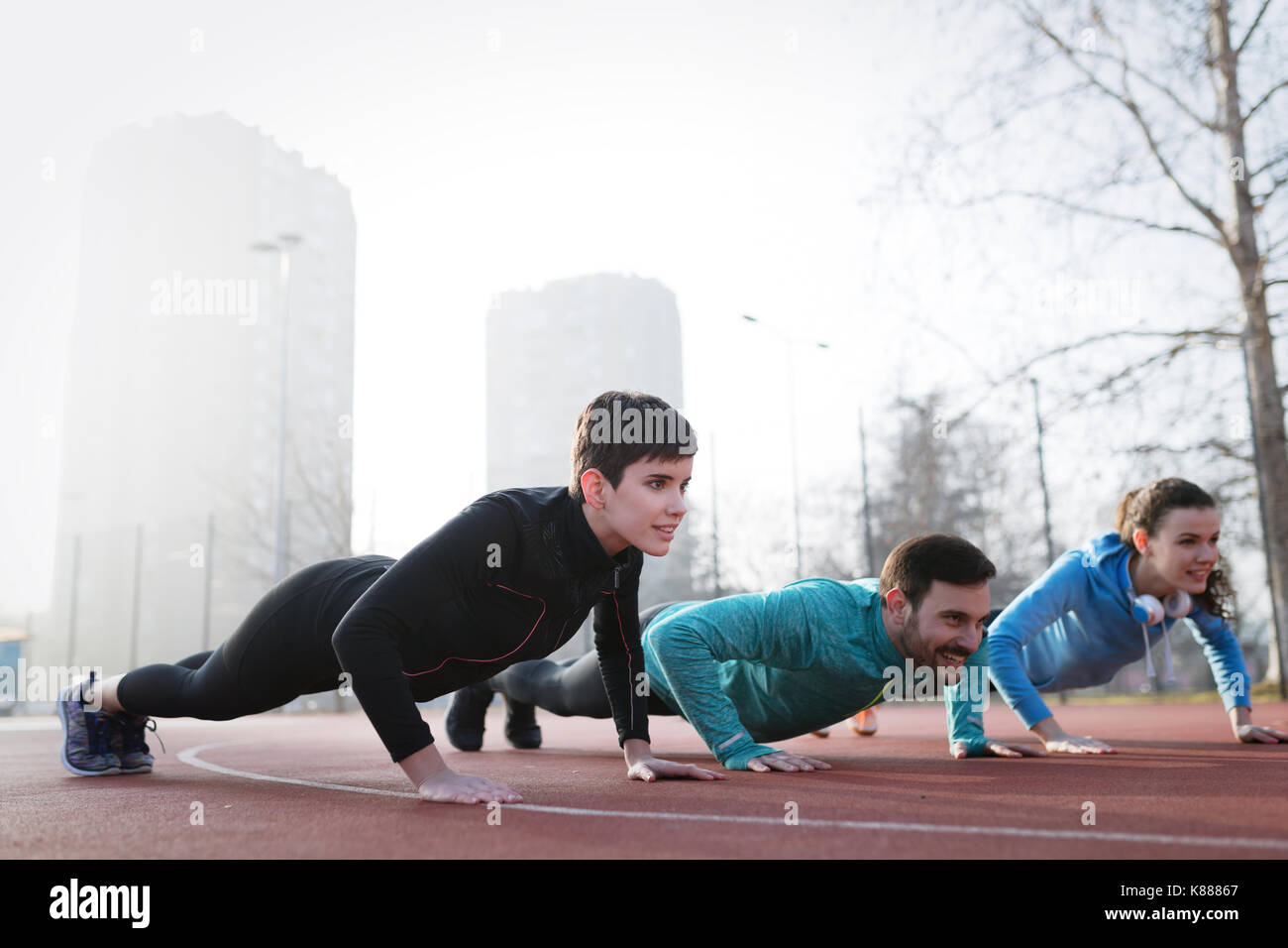 Grupo de Amigos decididos deportiva saludable fitness toge Foto de stock