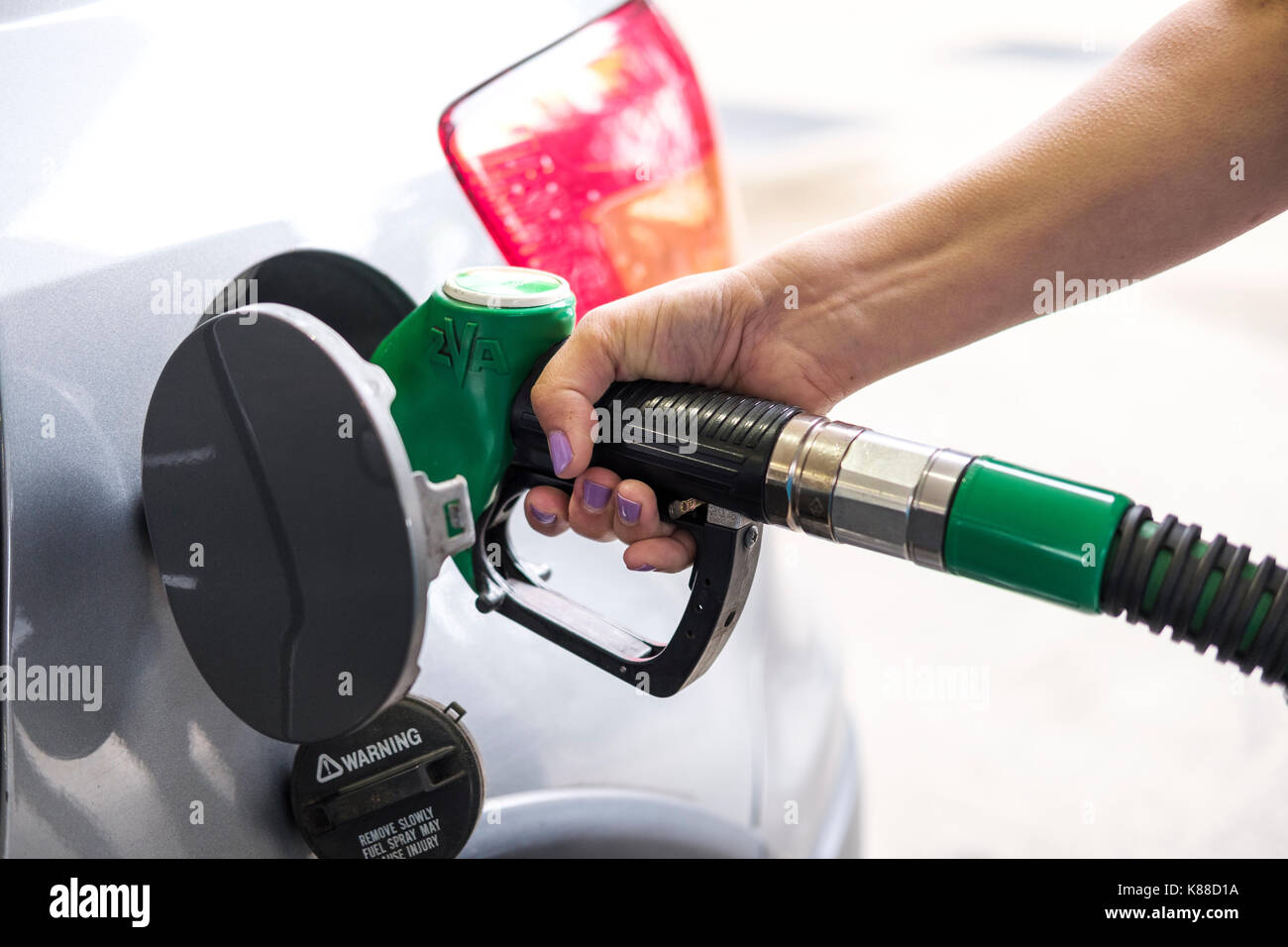 El costo de la conducción.Gasolinera.persona llenar el depósito de un vehículo,UK Foto de stock