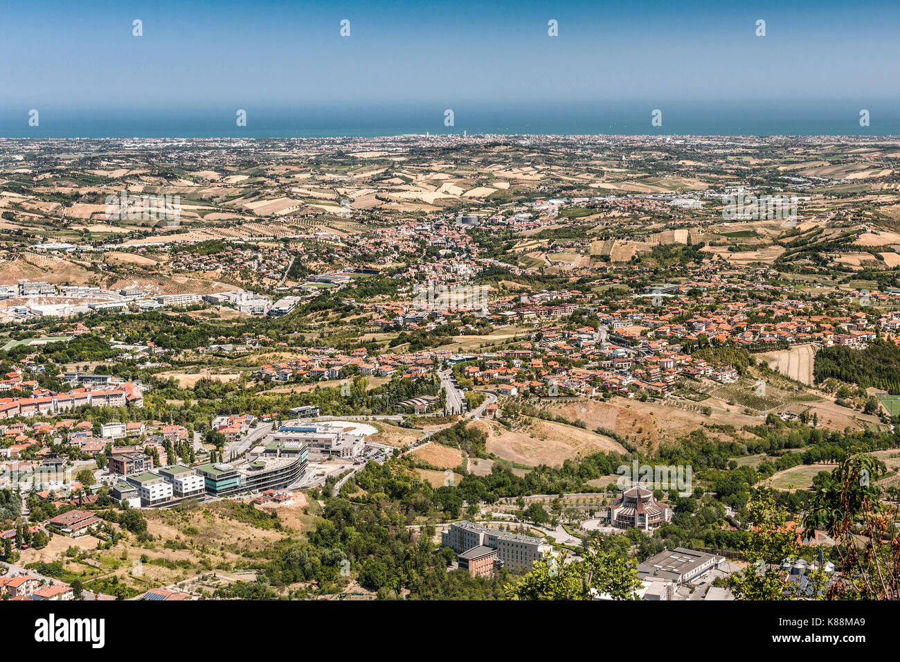 Ver más partes de la República de San Marino, la región Emilia-Romagna de Italia y la costa del Adriático desde la cumbre del monte Titán (Monte Titano) en San Marino. Foto de stock