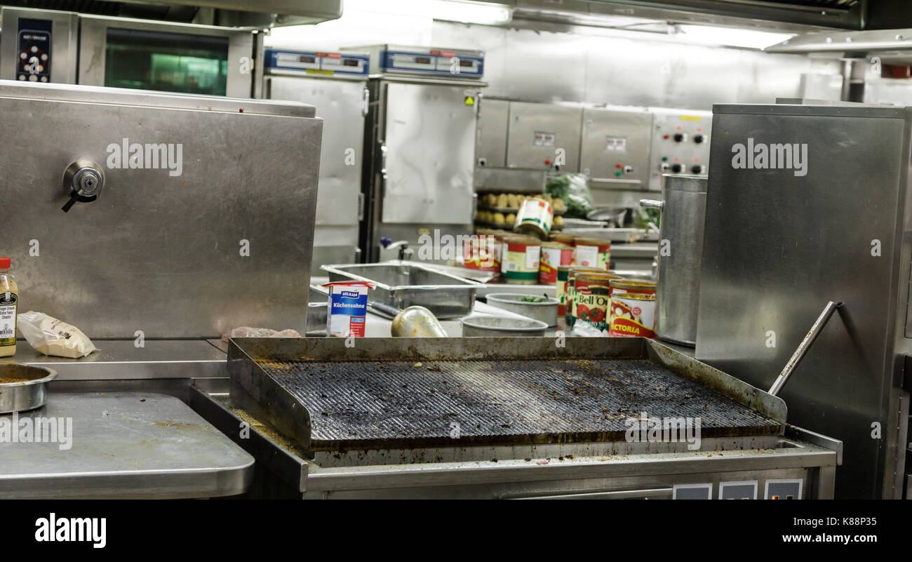 Usado y sucio grill en la cocina comercial Fotografía de stock - Alamy