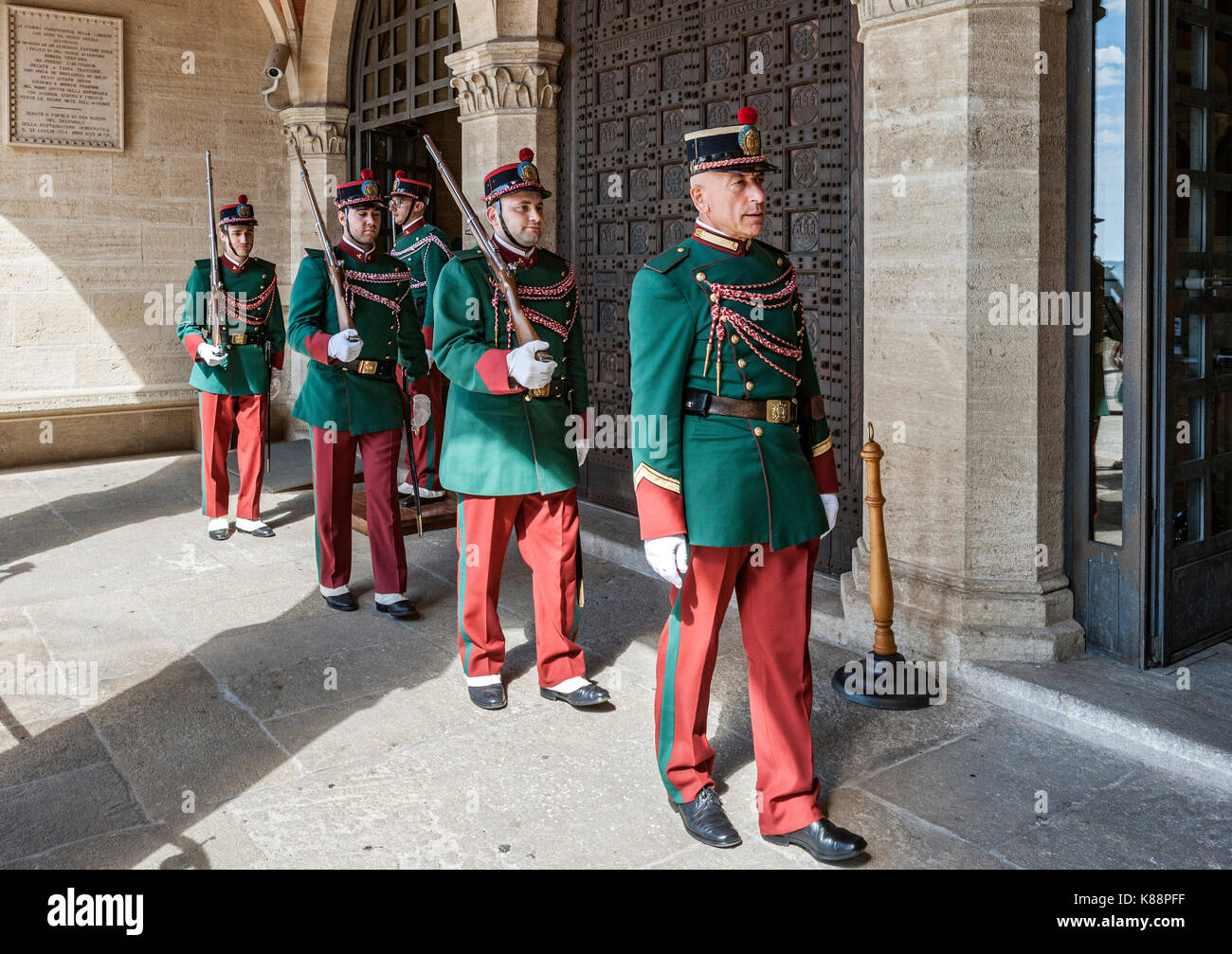 Cambio de guardia fuera del Palazzo Pubblico (Palacio Público) en San Marino. Foto de stock