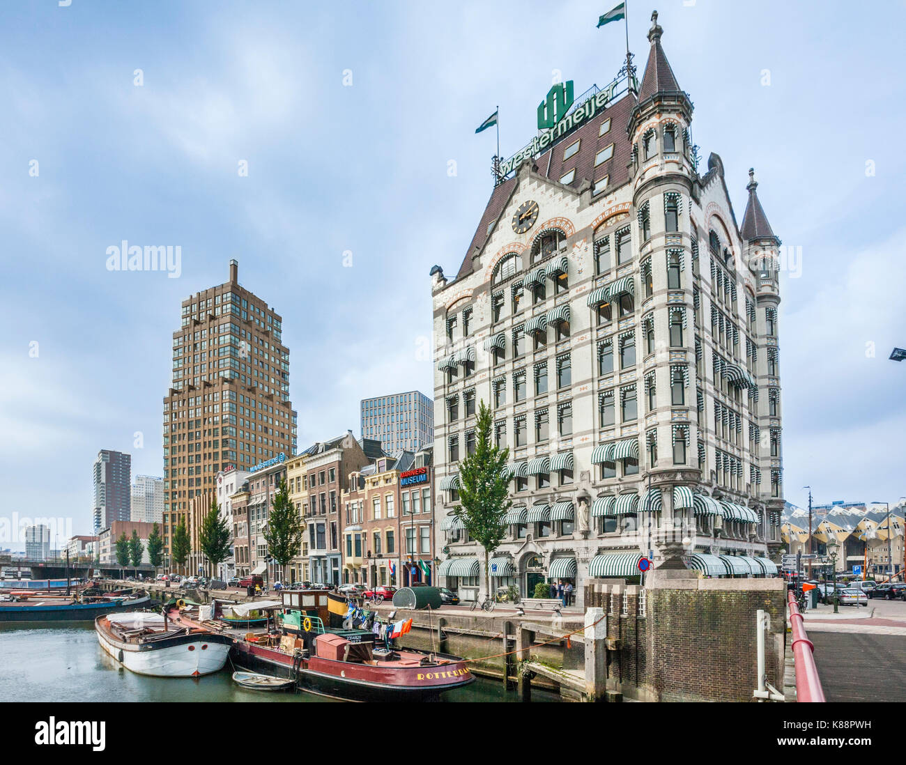 Países Bajos, en el sur de Holanda, Rotterdam, distrito marítimo, Wijnhaven con vista del estilo Art Nouveau Witte Huis (Casa Blanca), construido en 1898, el fi Foto de stock