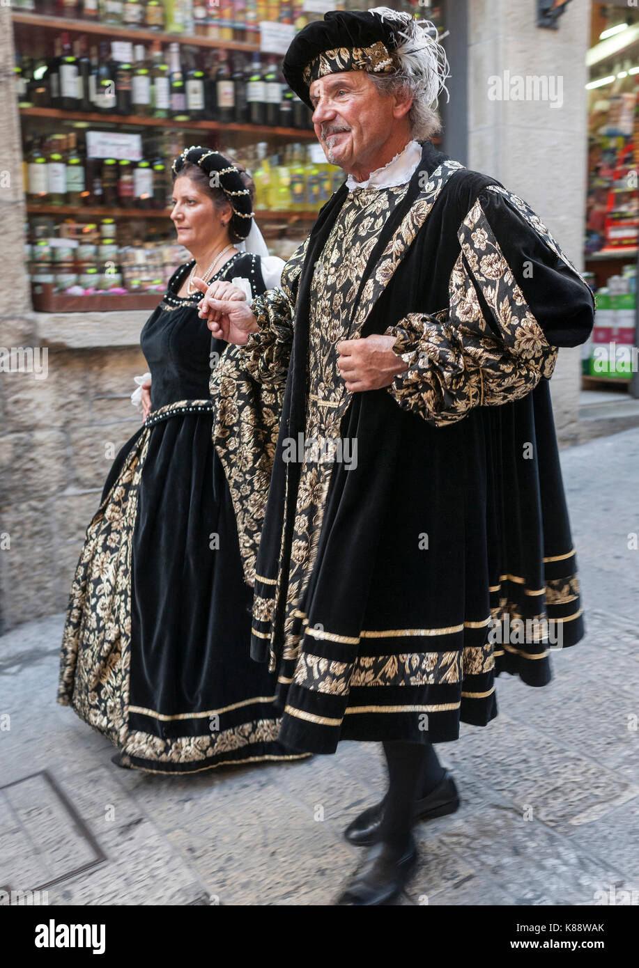 San Marini pareja en período trajes para el anual Festival celebrado jornadas medievales en el casco antiguo de la ciudad de San Marino en la República de San Marino. Foto de stock