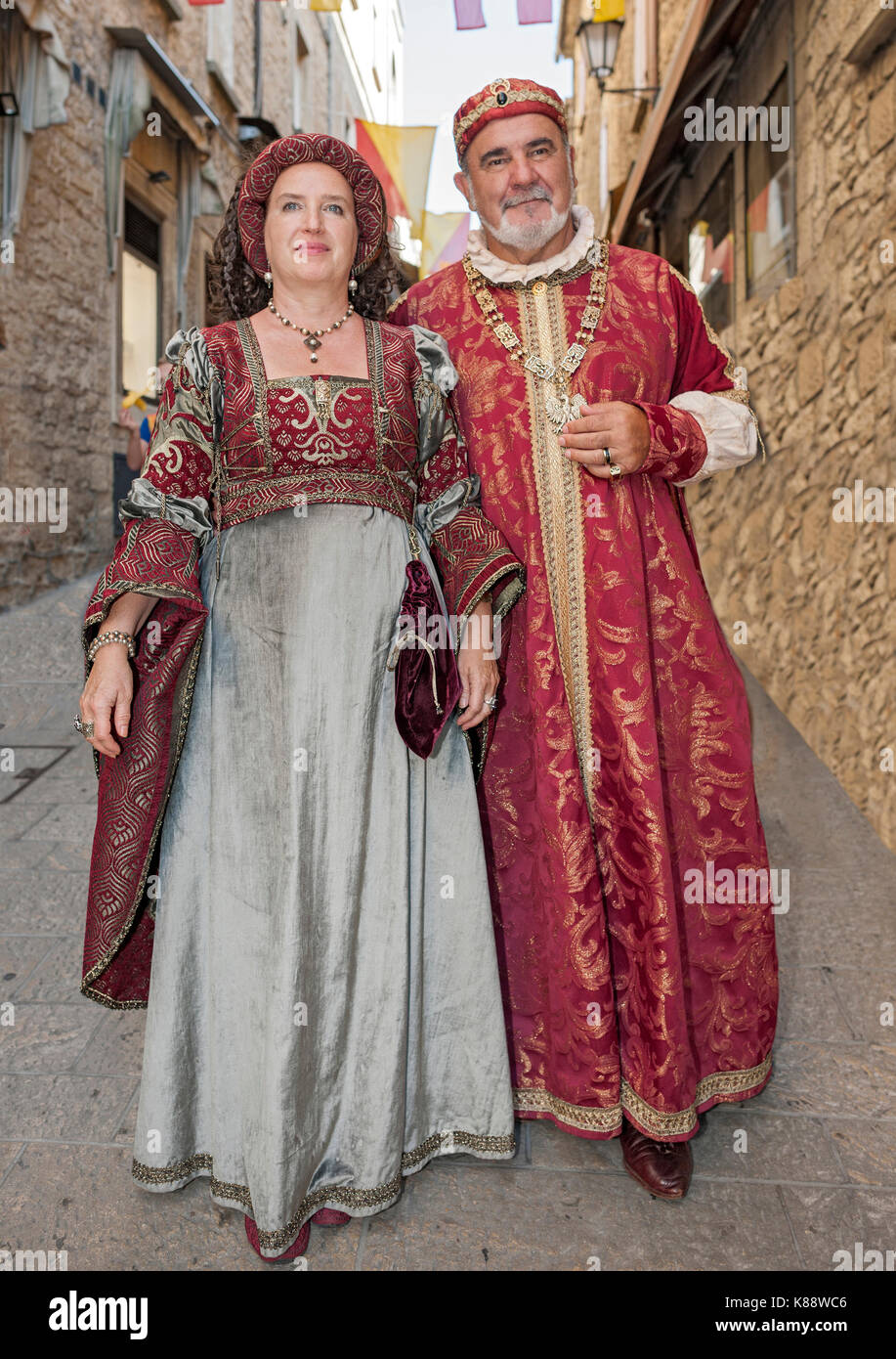 San Marini pareja en período trajes para el anual Festival celebrado jornadas medievales en el casco antiguo de la ciudad de San Marino en la República de San Marino. Foto de stock