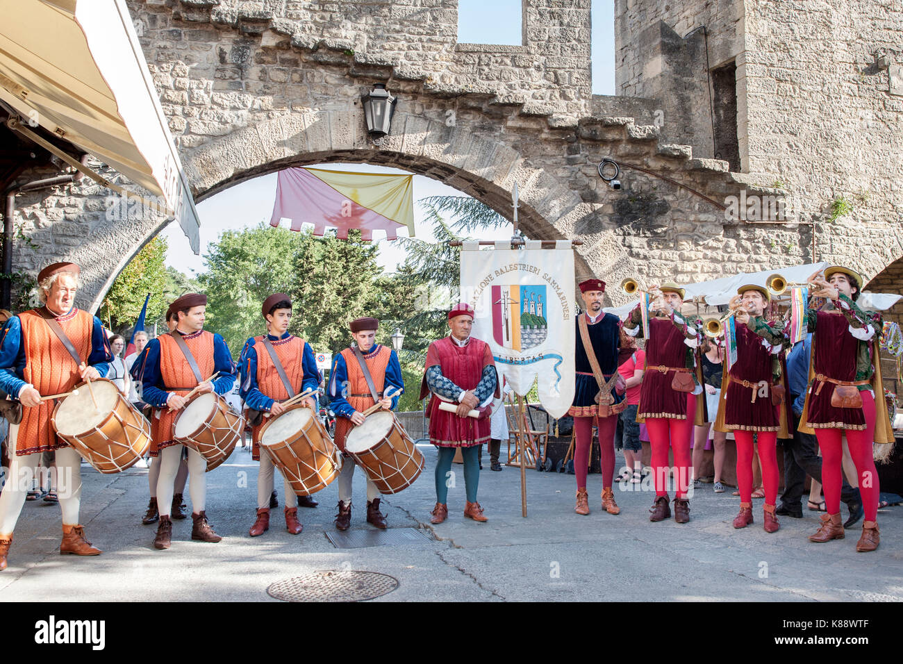 San Marinis vestida y realizar en el periodo trajes durante los días del Festival Medieval anual celebrada en San Marino. Foto de stock