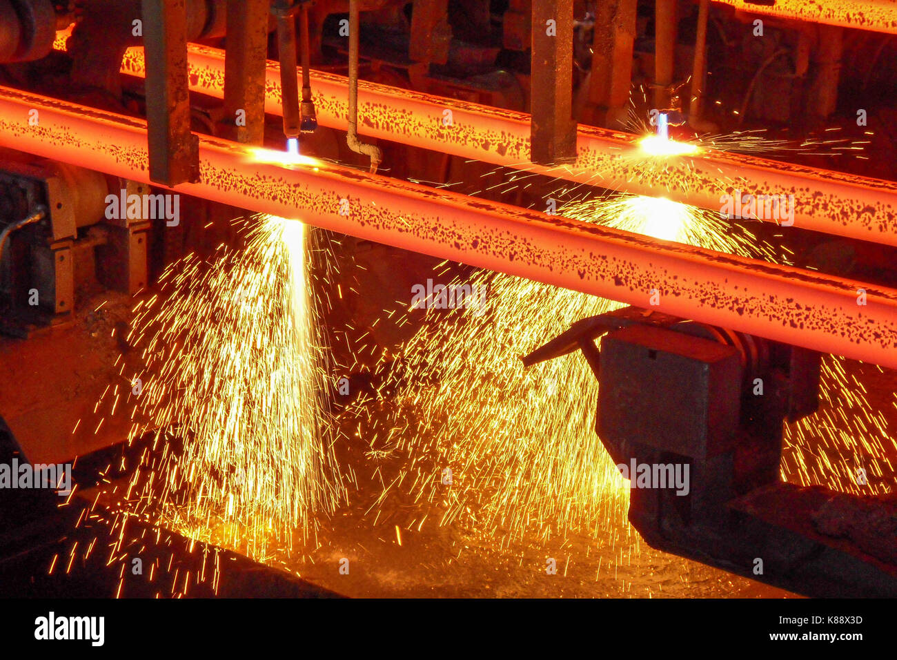 Palanquillas de acero en una máquina de colada continua en un molino de acero Foto de stock