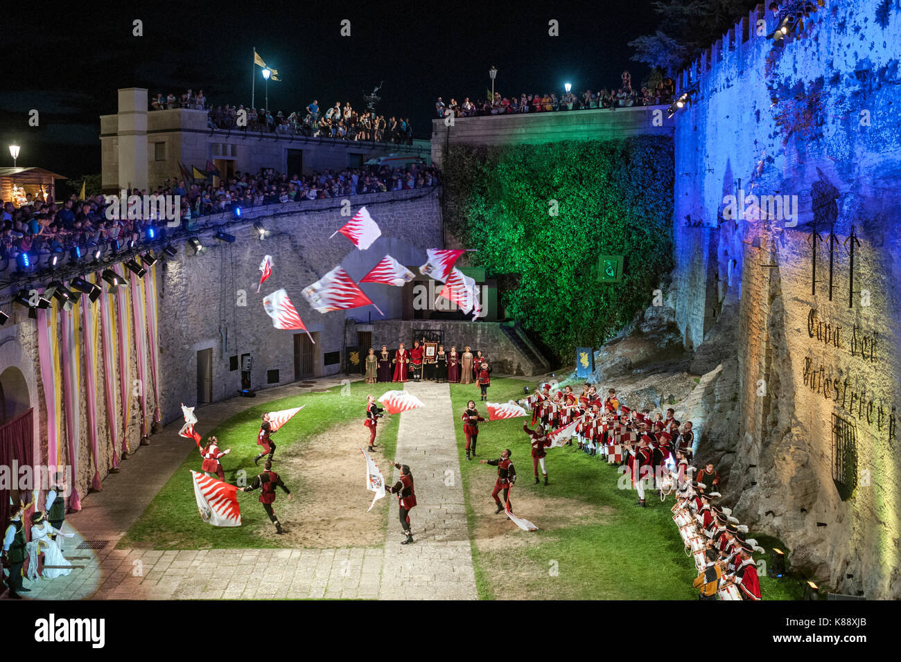 Bandera Lanzar la demostración durante la Anual Jornadas Medievales festival celebrado en San Marino. Foto de stock