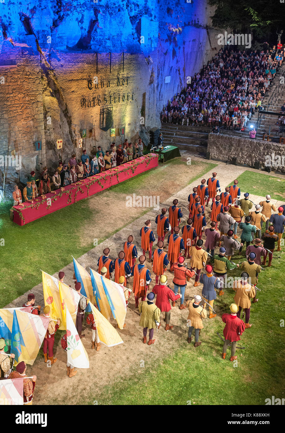 San Marinis vestida y actuando en trajes de época durante los días del Festival Medieval anual celebrada en San Marino. Foto de stock