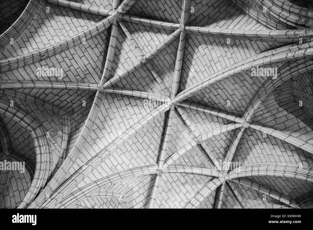 Estructura de techo gótico clásico, arquitectónicas abstractas Foto fondo blanco y negro Foto de stock