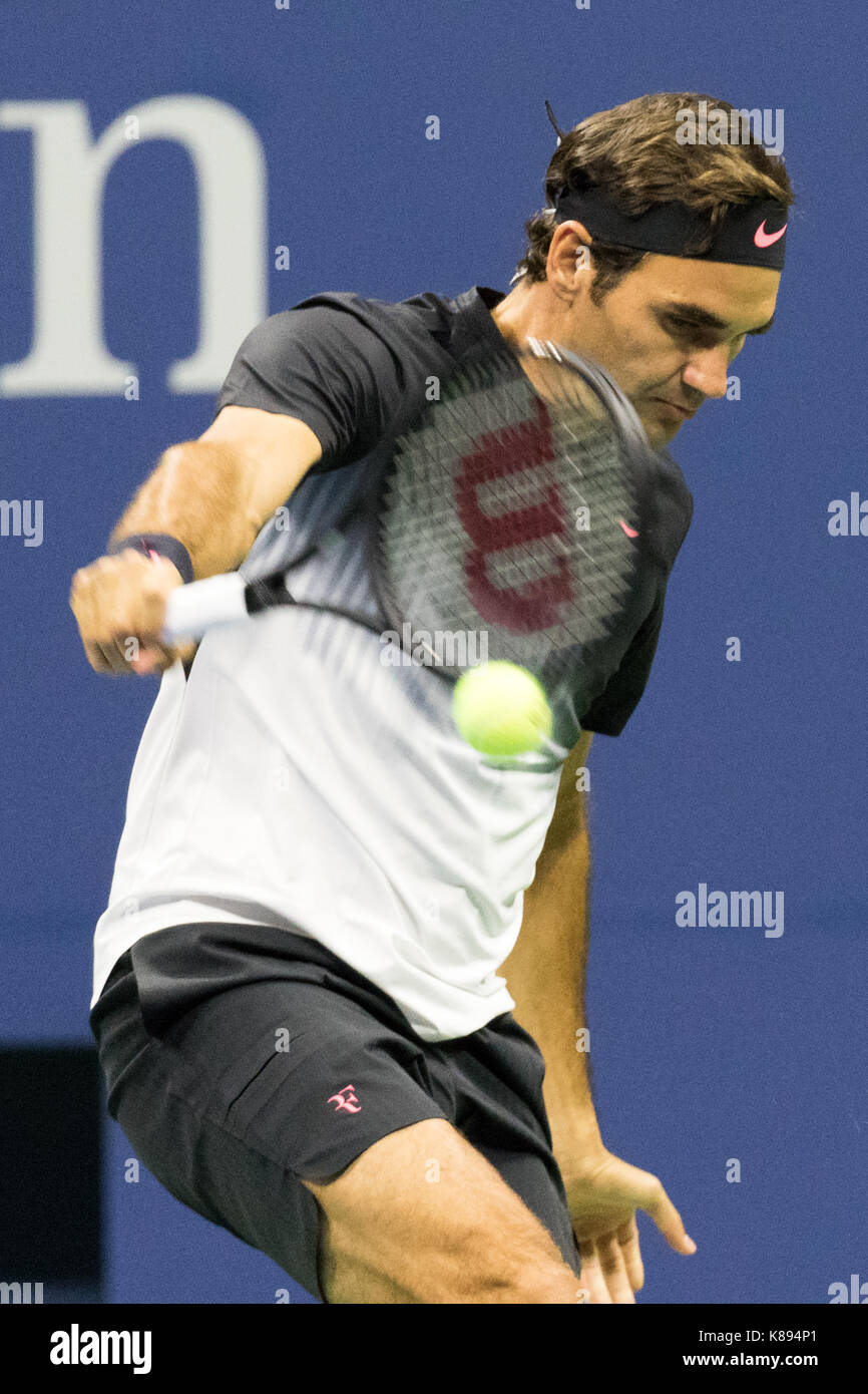Roger Federer (SWI) compitiendo en el US Open tenis Campeonato 2017 Foto de stock