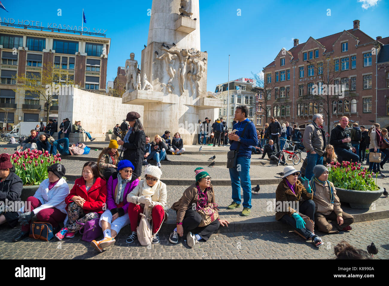Amsterdam, Holanda - abril 19, 2017: los turistas en la plaza Dam en Amsterdam, Países Bajos. El lugar es el centro histórico de la ciudad. Foto de stock