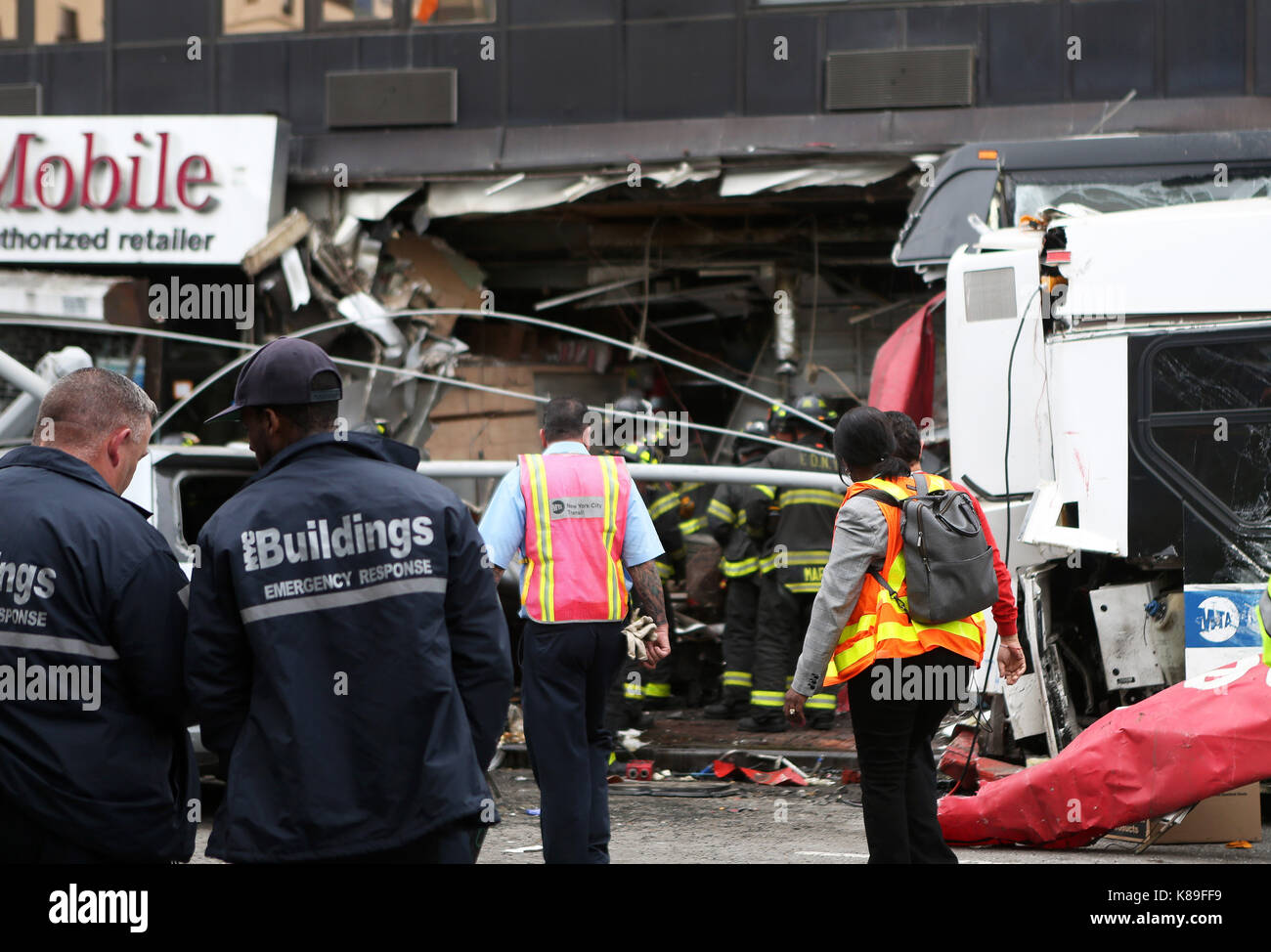 Nueva York, Estados Unidos. 18 sep, 2017. Los socorristas trabajan en el sitio de autobuses en flushing de colisión en la ciudad de Nueva York borough de Queens, de los Estados Unidos, en septiembre. 18, 2017. Al menos tres personas fueron confirmadas muertas y más de una docena de personas resultaron heridas cuando dos autobuses chocaron el lunes en Nueva York. un tour en bus privado y un Metropolitan Transportation Authority bus q20 chocaron en Flushing, en la intersección de Northern Boulevard y la calle principal alrededor de las 6:15 a.m. hora local. Crédito: qin lang/xinhua/alamy live news Foto de stock