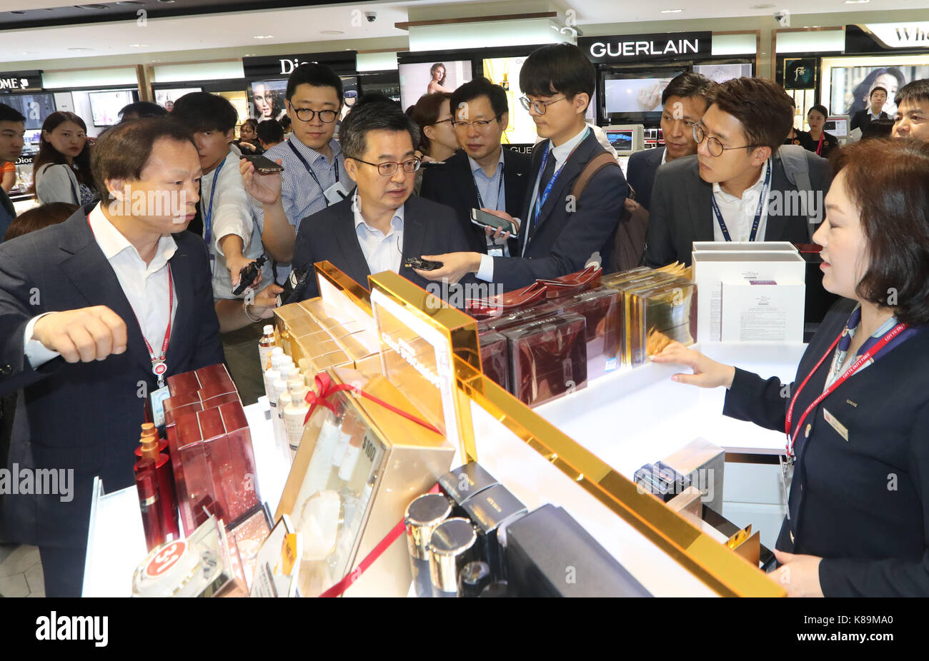 Seúl, Corea del Sur, 19 sep, 2017. El ministro de hacienda, escucha a los concesionarios de tiendas libres de impuestos el ministro de finanzas, Kim Dong-yeon (2l) visita las tiendas libres de impuestos del aeropuerto internacional de Incheon, al oeste de Seúl, en sept. 19, 2017. El duty-free ha sido el centro de una polémica sobre el opaco proceso de selección de los operadores, y ahora está en el problema de la caída en las ventas. Kim dijo que el Gobierno revisará el sistema empresarial y anunciar nuevas medidas este mes en mejorar el proceso de selección del operador. Crédito: newscom/alamy live news Foto de stock
