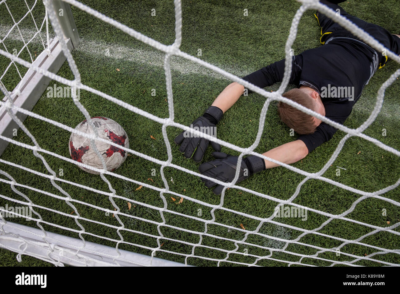 Un portero del fútbol amateur el equipo perdió el balón 'krasava' de 2018  FIFA World Cup en el campo de fútbol en Moscú, Rusia Fotografía de stock -  Alamy