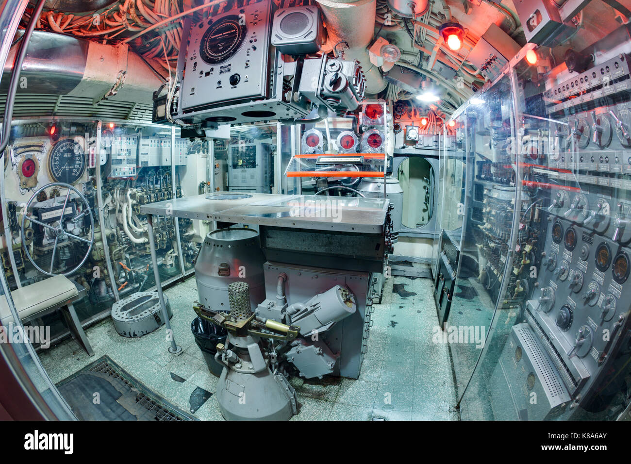 La sala de control del submarino Foto de stock