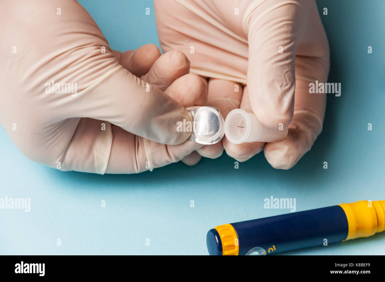 Un hombre de guantes médicos mantiene una pequeña aguja para inyección  subcutánea de medicamentos hormonales en el protocolo fiv fecundación in  vitro embarazo, h Fotografía de stock - Alamy