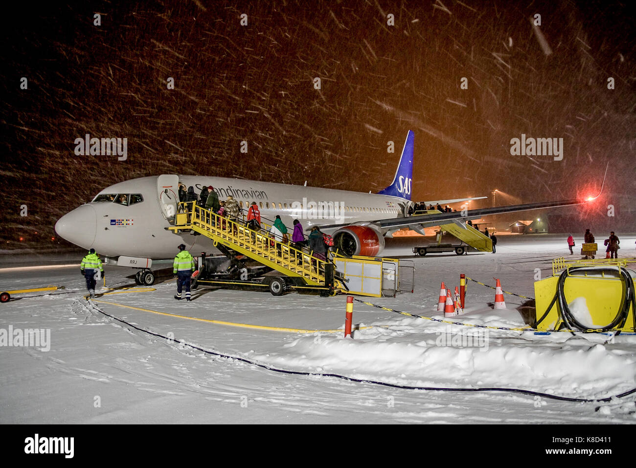 KIRUNA, Suecia - 12 de enero de 2012: SAS Scandinavian airlines, poco antes de la salida. Tormenta de nieve. Foto de stock