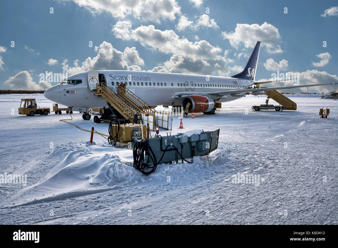 KIRUNA, Suecia - 26 de febrero de 2012: SAS Scandinavian airlines durante los últimos procedimientos de control antes de la salida. Estado de nieve. Foto de stock
