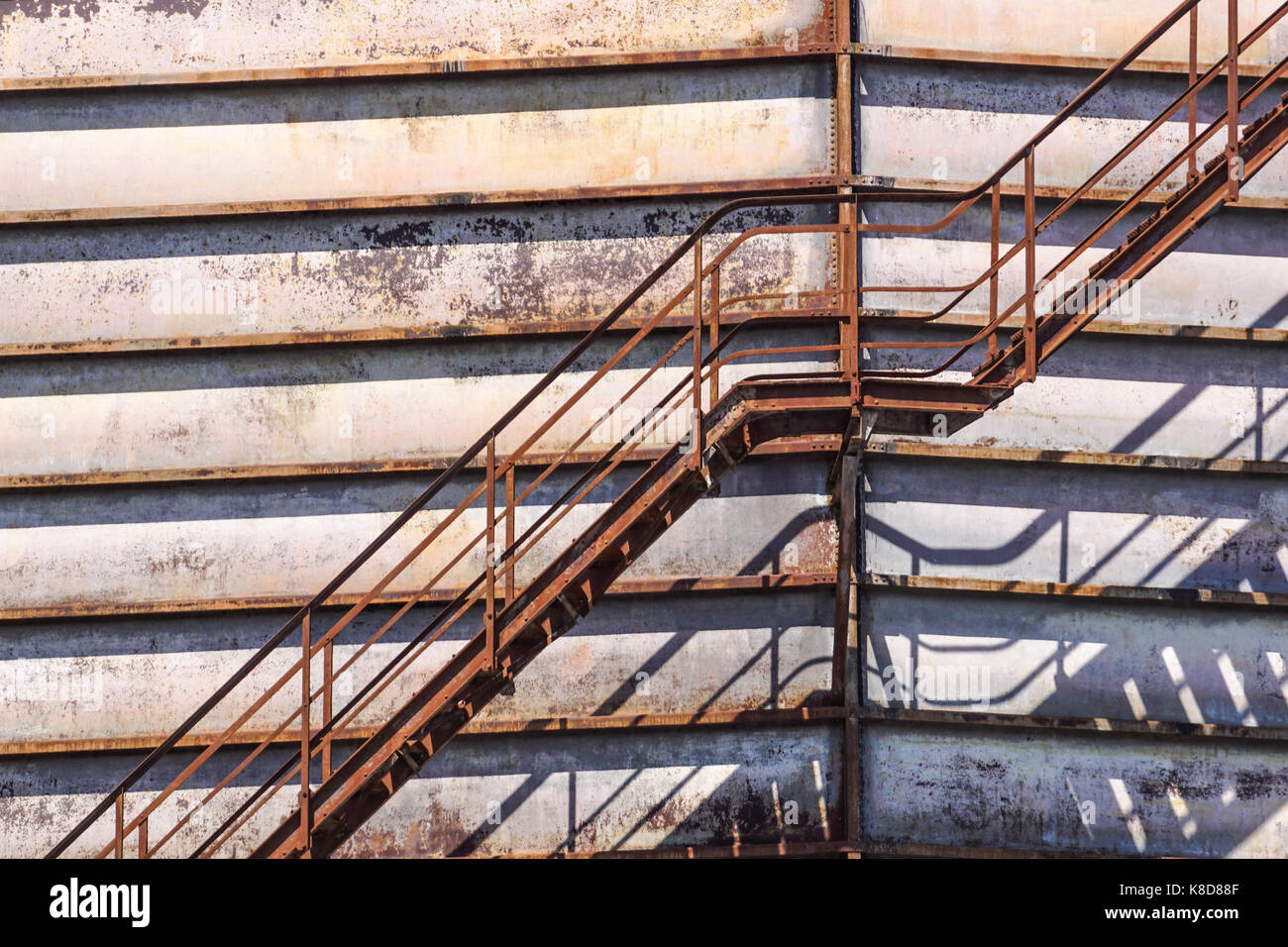 Escaleras industriales de metal fotografías e imágenes de alta resolución -  Alamy