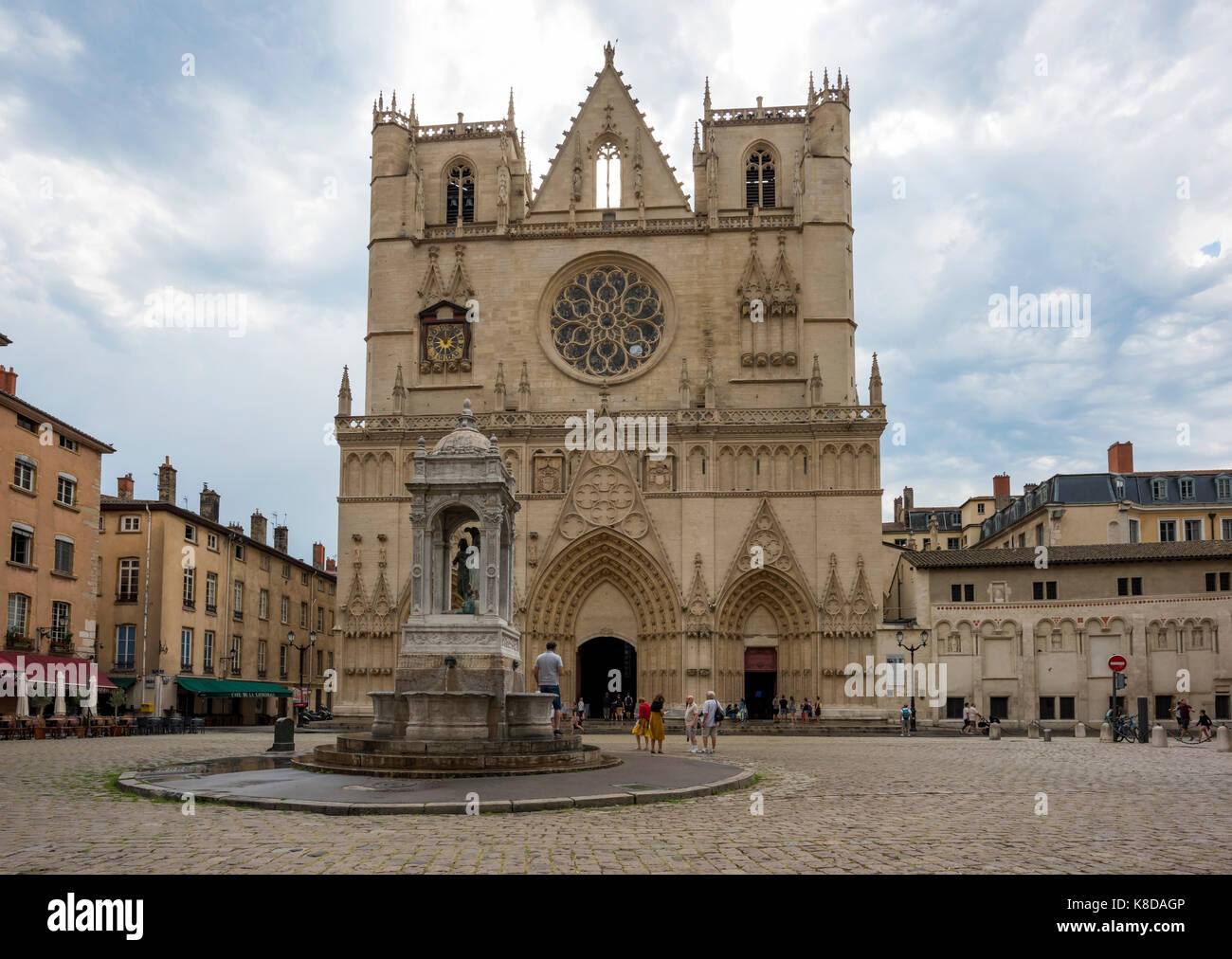 Catedral saint-jean-Baptiste de Lyon con su fuente, la iglesia católica romana situado en place saint-jean en Lyon, Francia. Foto de stock