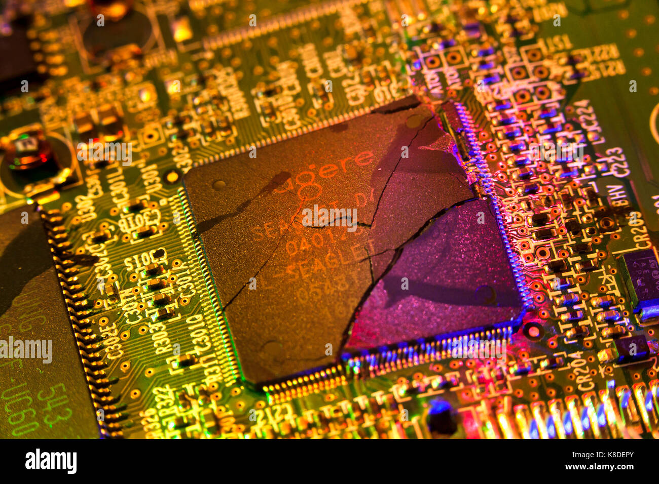 CPU (agrietado, roto roto chip procesador CPU) en la placa del circuito - EE.UU. Foto de stock