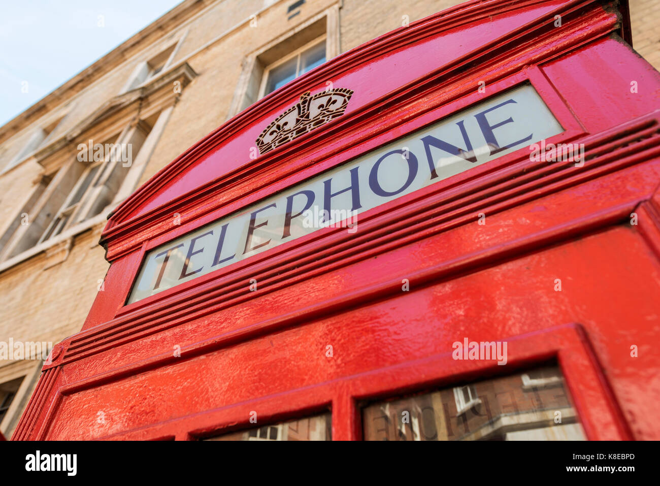 Típico teléfono rojo fuerte, teléfono, Londres, Inglaterra, Gran Bretaña Foto de stock