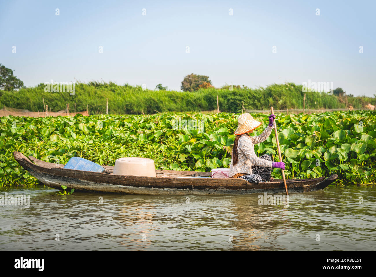 Comerciantes locales en bote a remo, aldea flotante, viaje en barco, en el lago Tonle Sap, en Camboya, en el sudeste de asia Foto de stock