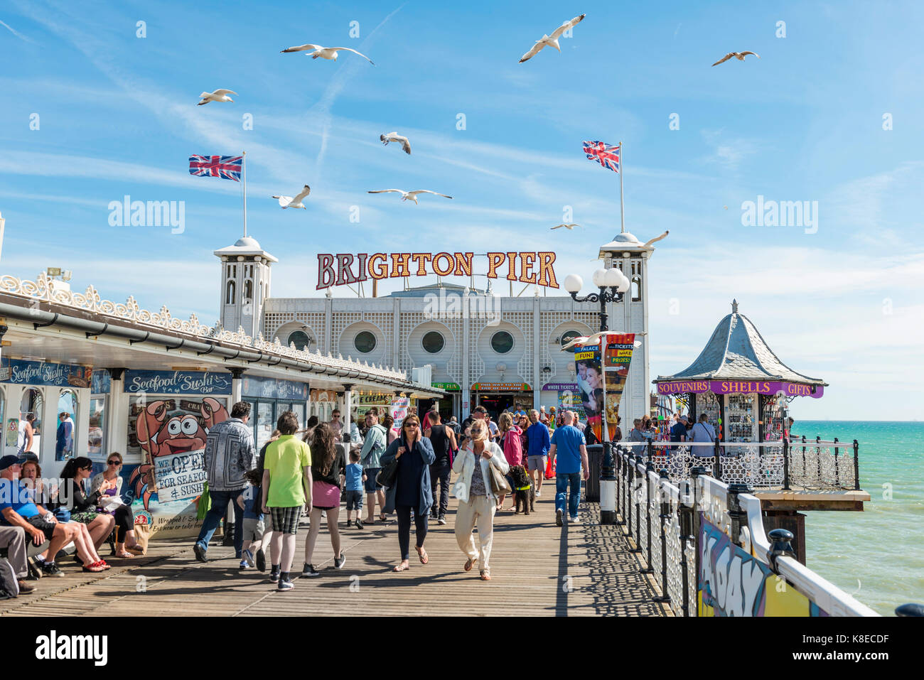 Los turistas en el Palace Pier, Brighton Brighton, East Sussex, Inglaterra, Gran Bretaña, reino unido Foto de stock