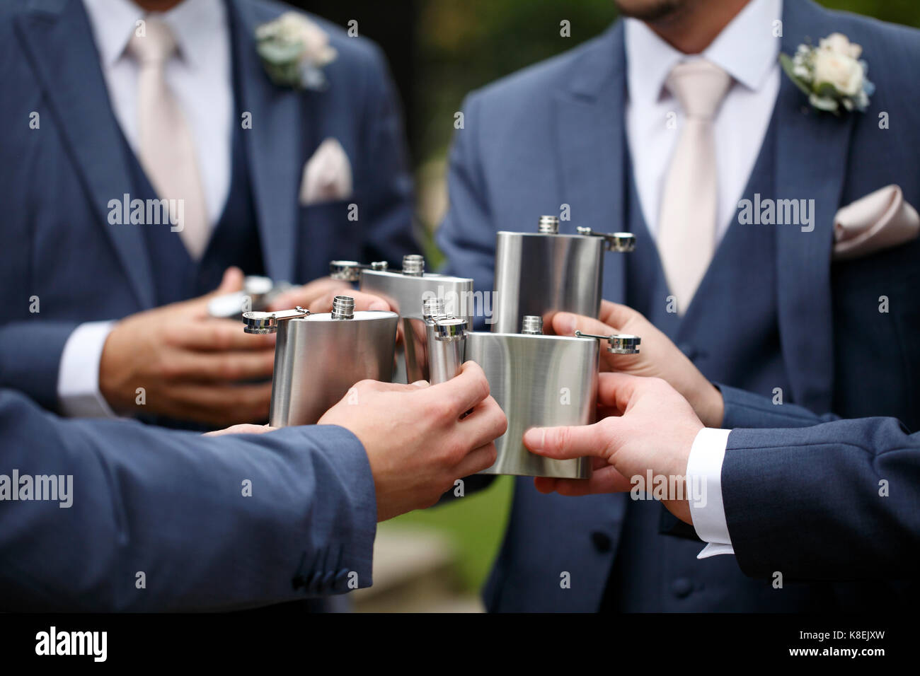 Un brindis con matraces de cadera en una boda. Foto de stock