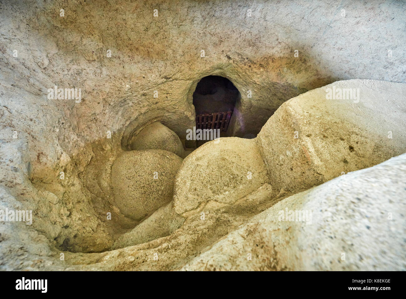 Pasos en el hipogeo, tumbas de alto de duende que también contiene