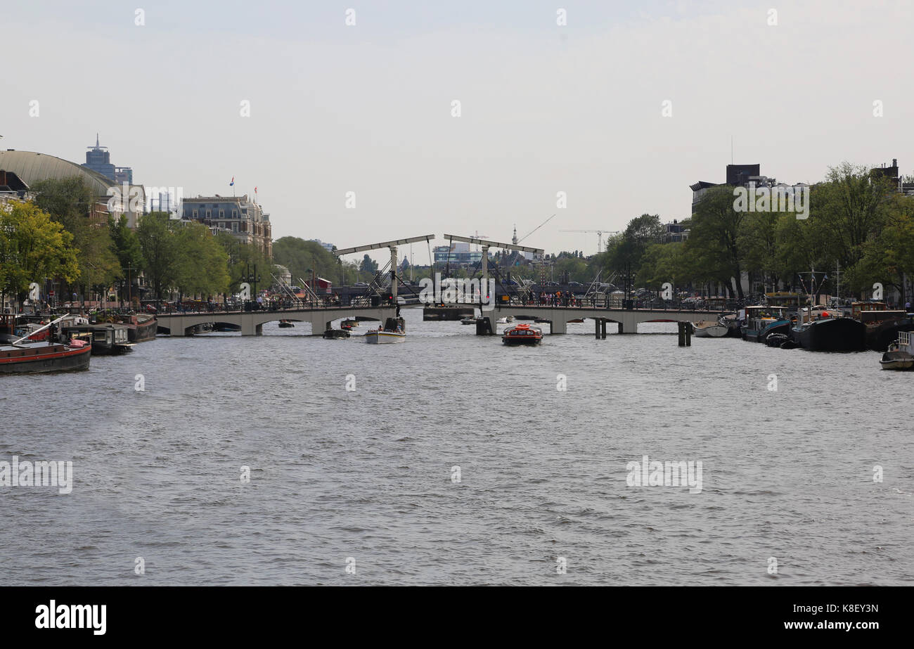 Magere Brug que significa skinny Bridge es un viejo puente sobre el río  Amstel, en el centro de Amsterdam Fotografía de stock - Alamy