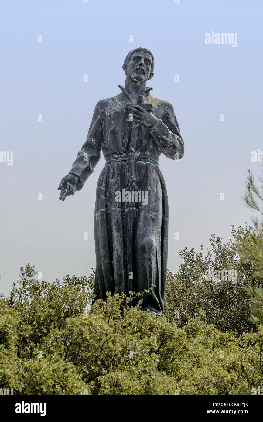 Estatua de misionera de San Francisco Javier en la localidad de Javier, en Navarra, España Foto de stock