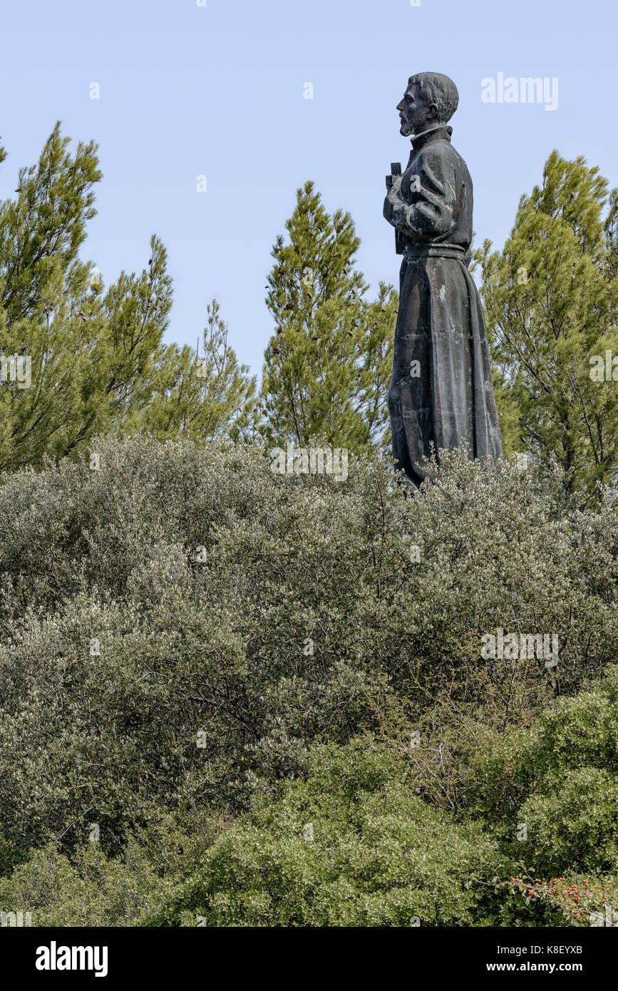 Estatua de misionera de San Francisco Javier en la localidad de Javier, en Navarra, España Foto de stock