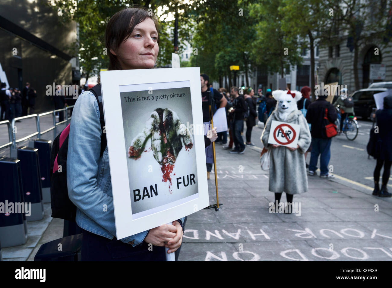 Los derechos de los animales a los manifestantes que protestaban contra el uso de pieles, fuera de la Semana de la Moda de Londres mostrar el espacio, en el Strand, Londres, Reino Unido. Protesta anti pieles. Foto de stock
