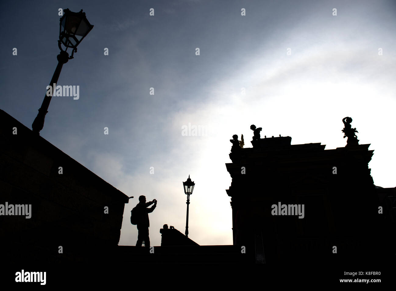 Dresden, Alemania. 19 sep, 2017. Un turista toma fotos en la terraza de bruehl envuelto en densa niebla en Dresden, Alemania, el 19 de septiembre de 2017. Crédito: Arno burgi/dpa-zentralbild/ZB/dpa/alamy live news Foto de stock