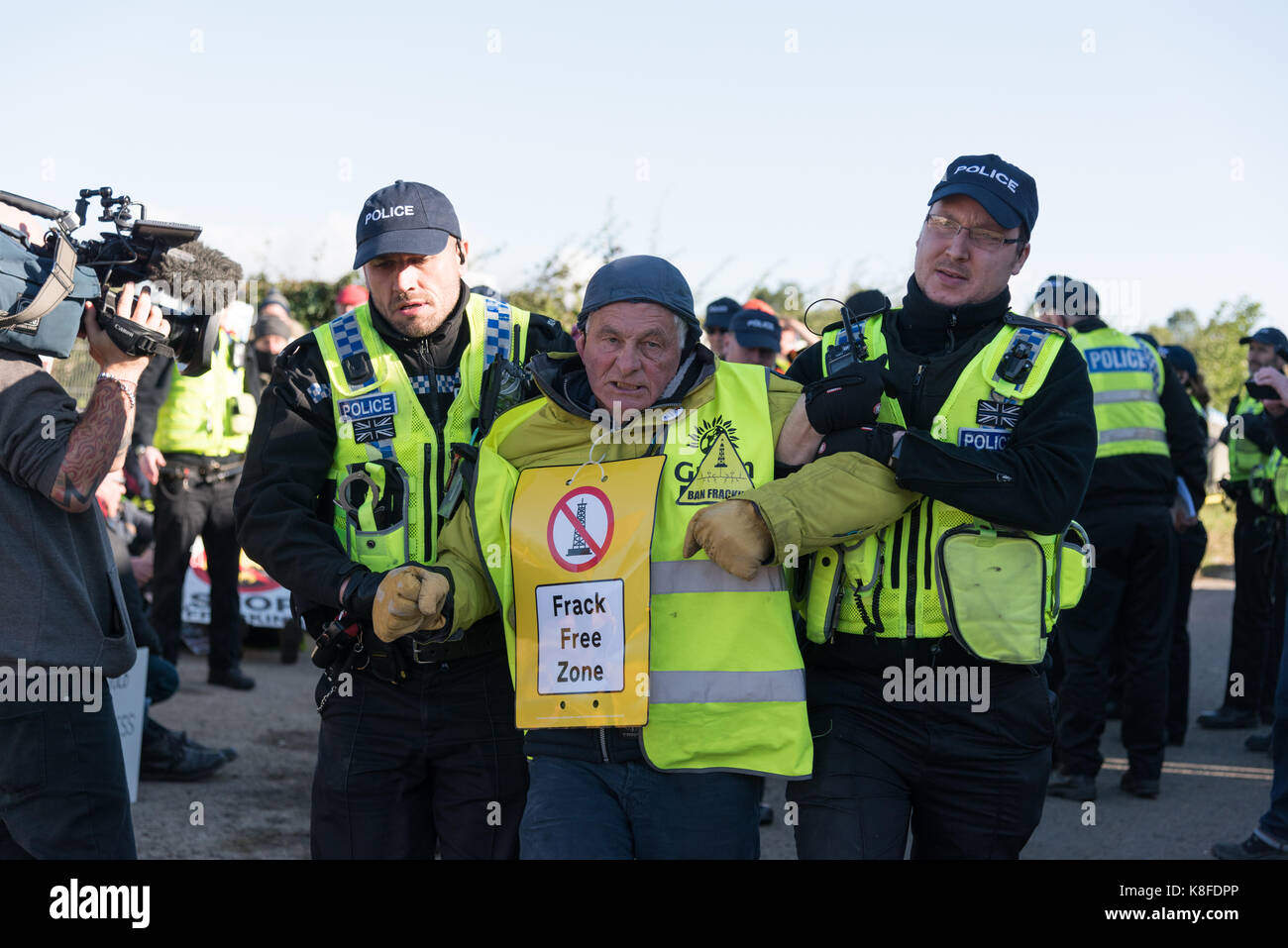 Kirby Misperton, Reino Unido. 19 Sep, 2017. Quitar la policía manifestantes en tercera Energy fracking sitio de Kirby Misperton km8, North Yorkshire Credit: Richard Burdon/Alamy Live News Foto de stock