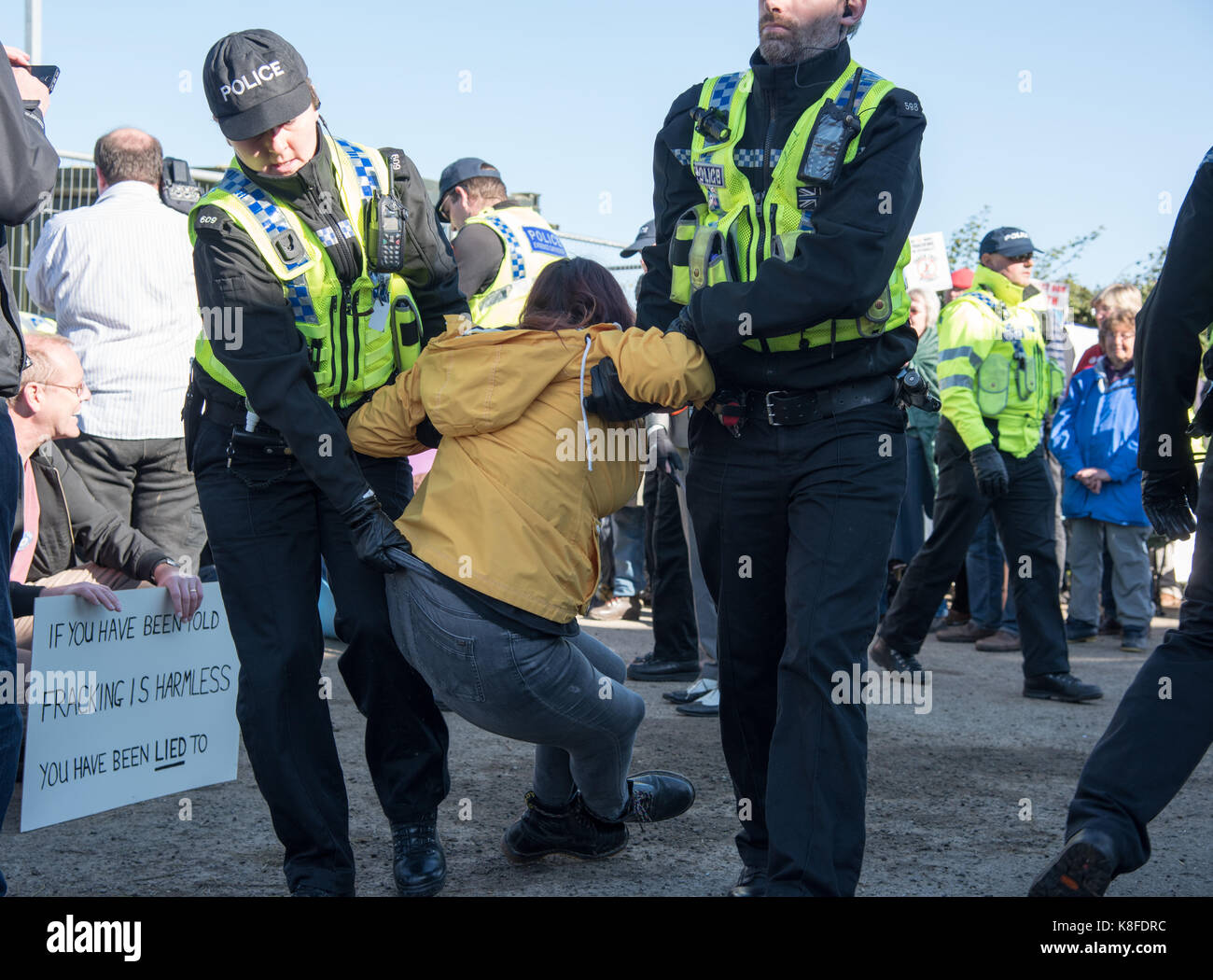 Kirby Misperton, Reino Unido. 19 Sep, 2017. Quitar la policía manifestantes en tercera Energy fracking sitio de Kirby Misperton km8, North Yorkshire Credit: Richard Burdon/Alamy Live News Foto de stock