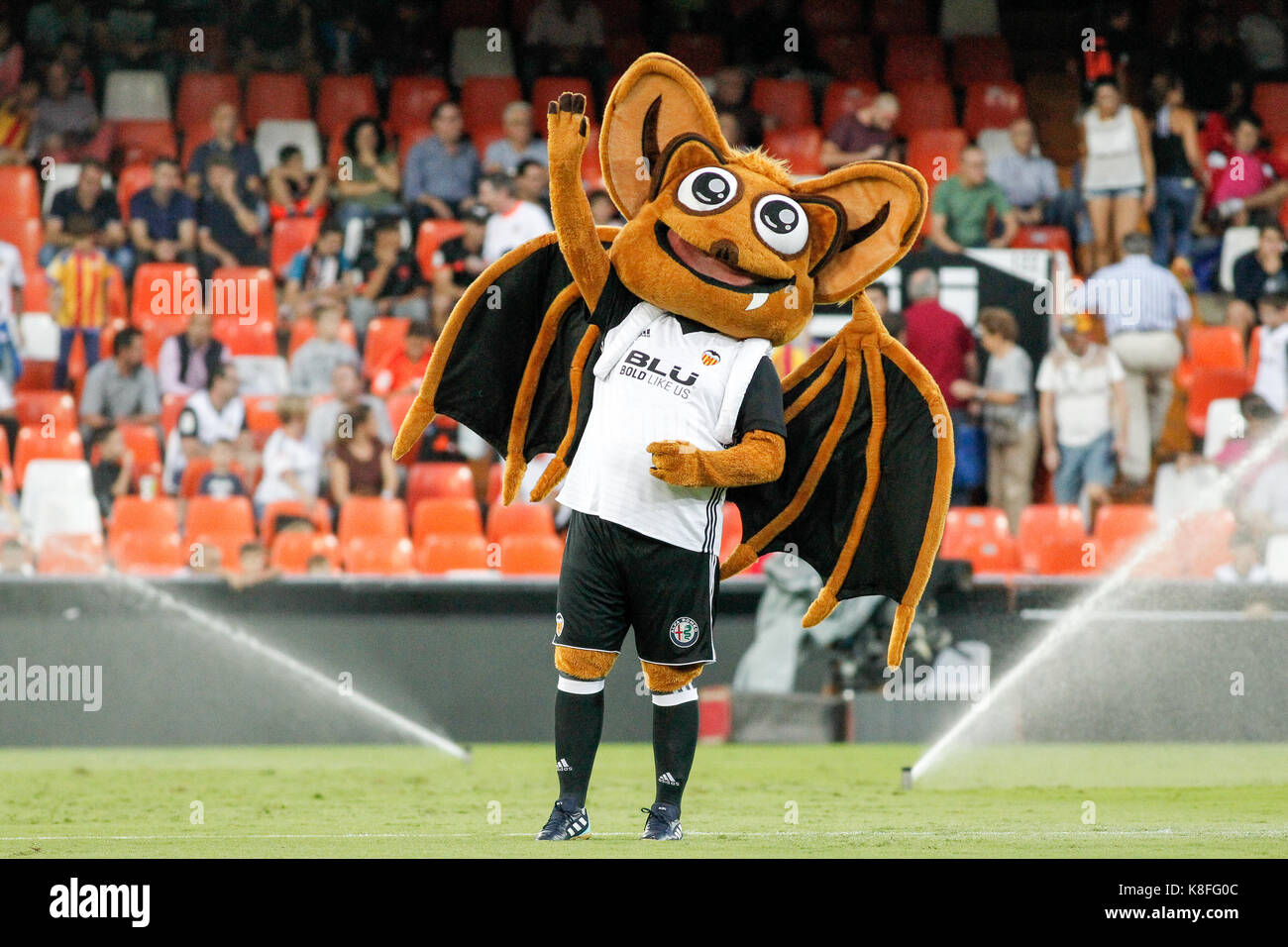 Mascota del Valencia CF ante el Santander Liga (la liga) partido jugado en  el estadio de mestalla entre el Valencia CF y el Málaga CF el 19 de  septiembre de 2017 Fotografía